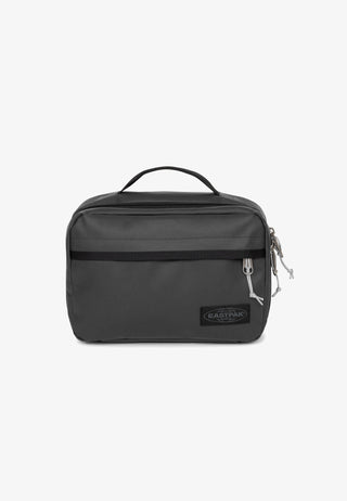 Eastpak Road Kit Necessär - Tarp Black, fotad mot en vit bakgrund.