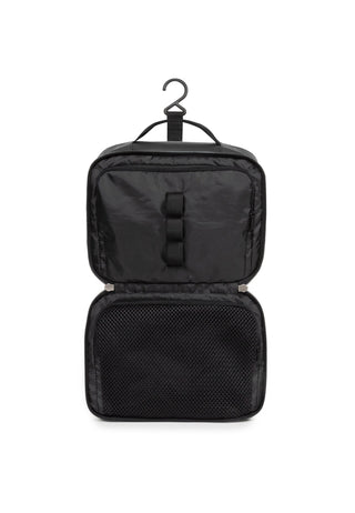 Eastpak Road Kit Necessär - Tarp Black, fotad mot en vit bakgrund.