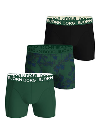 Tre Björn Borg boxerkalsonger i olika färger – grön, mönster och svart – uppställda framifrån i en rad