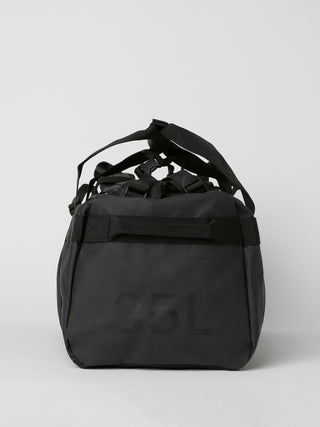 Björn Borg Duffle Bag 35L - Black Beauty, fotad mot en ljusgrå bakgrund