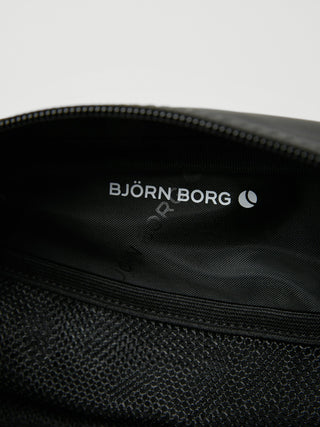 Björn Borg Duffle Necessär - Black Beauty, fotad mot en ljusgrå bakgrund