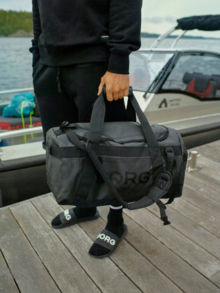 Björn Borg Duffle Bag 55L - Black Beauty, fotad på en brygga