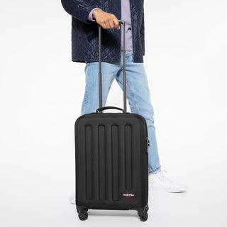 Eastpak Tranzshell Kabinväska 54cm - Black, fotad mot en vit bakgrund.