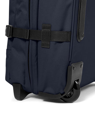 Eastpak Tranverz Stor Resväska - Triple Denim, fotad mot en vit bakgrund.