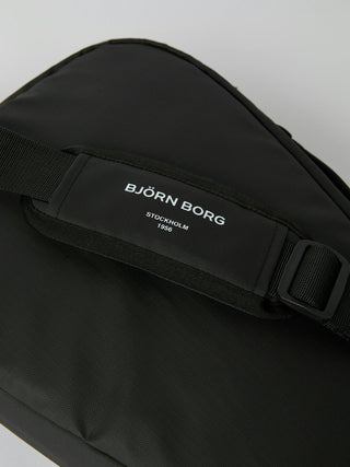 Björn Borg Ace Padel Bag S 10L - Black Beauty, fotad mot en ljusgrå bakgrund