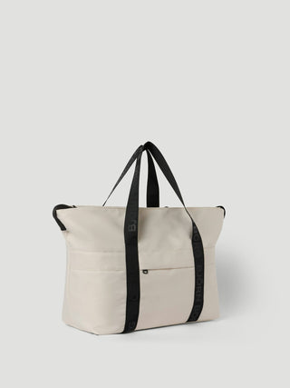 Björn Borg Classic Toteväska 27L - Birch, fotad mot en ljusgrå bakgrund