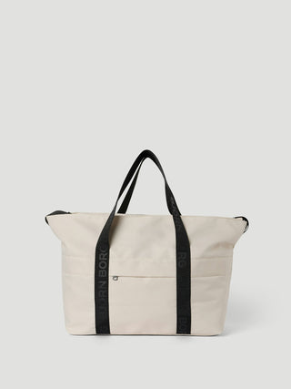 Björn Borg Classic Toteväska 27L - Birch, fotad mot en ljusgrå bakgrund