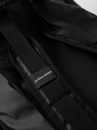 Björn Borg Travel Duffle Bag 120L - Black Beauty, fotad mot en ljusgrå bakgrund