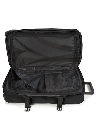 Eastpak Tranverz Mellanstor Resväska - Black, fotad mot en vit bakgrund.