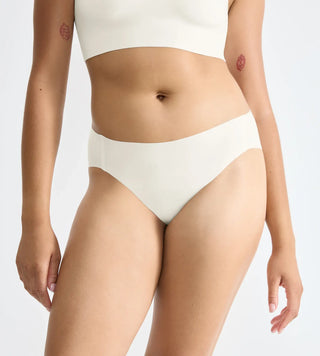 “Halvbild framifrån av Sloggi Zero Feel högskurna briefs i vitt – lätt, sömlös passform med stretch och modern V-skärning.”