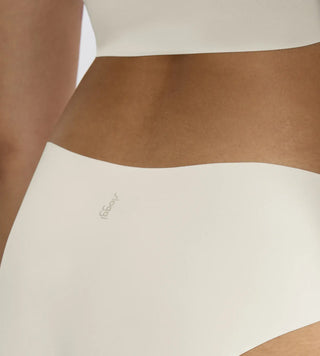 “Närbild på tyg i Sloggi Zero Feel vita trosor – supermjuk borstad mikrofiber med dot bonding och Activated Silk™.”