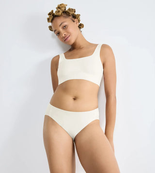 “Modell bär vita Sloggi Zero Feel högskurna briefs – mjuka trosor med hög benskärning, sömlös design och silkeslen känsla.”