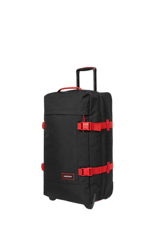 Eastpak Tranverz Mellanstor Resväska - Kontrast Scarlet, fotad mot en vit bakgrund.