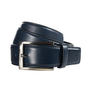 Classic full grain läderbälte i platt design, 33 mm brett i färgen brun, hoprullat på vit bakgrund – nickel-fritt spänne