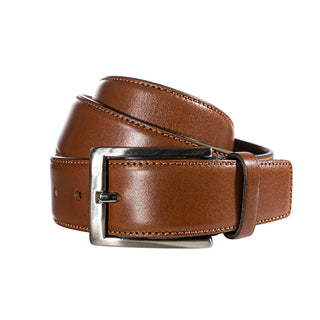 Classic full grain läderbälte i platt design, 33 mm brett i färgen cognac, hoprullat på vit bakgrund – nickel-fritt spänne