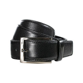 Classic full grain läderbälte i platt design, 33 mm brett i färgen svart, hoprullat på vit bakgrund – nickel-fritt spänne