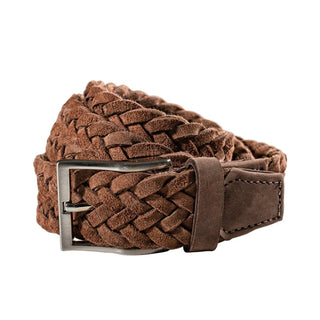 Hoprullat flätat bälte i mockaliknande full grain-läder med textilbaksida, 33 mm brett och nickel-fritt spänne i färgen brun, mot vit bakgrund