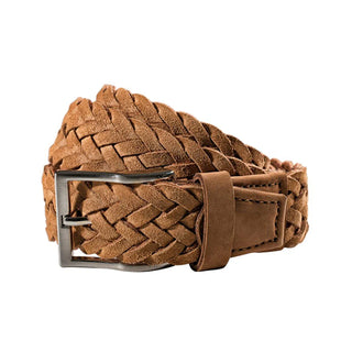Hoprullat flätat bälte i mockaliknande full grain-läder med textilbaksida, 33 mm brett och nickel-fritt spänne i färgen tobacco brun, mot vit bakgrund