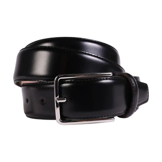 Slätt bälte i 35 mm bredd med ton-i-ton-sömmar i cow shoulder split-läder, nubuckbaksida och nickel-fritt blankt spänne, hoprullat mot vit bakgrund, tillverkat i Italien