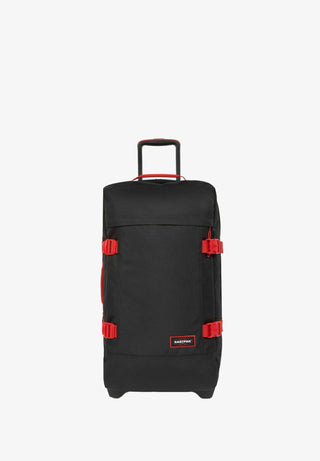 Eastpak Tranverz Mellanstor Resväska - Kontrast Scarlet, fotad mot en vit bakgrund.