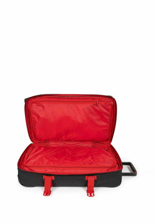 Eastpak Tranverz Mellanstor Resväska - Kontrast Scarlet, fotad mot en vit bakgrund.