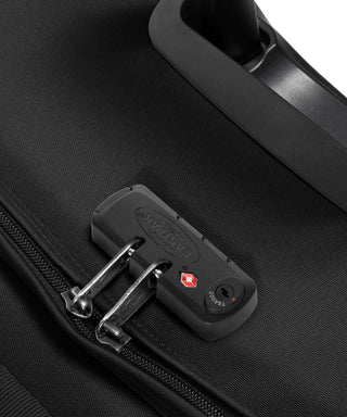 Eastpak Tranverz S Kabinväska 51cm - Black, fotad mot en vit bakgrund.
