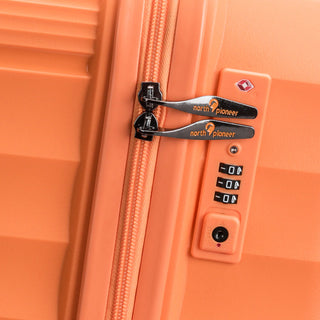 North Pioneer CPH Kabinväska 55 cm - orange hårdskal med vågmönster – teleskophandtag i kopparfärg och 360° hjul för smidig manövrering och stilren design fotad mot en vit bakgrund 