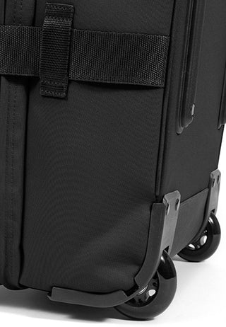 Eastpak Tranverz Mellanstor Resväska - Black, fotad mot en vit bakgrund.