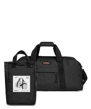 Eastpak Station + Duffelbag - Black, fotad mot en vit bakgrund.