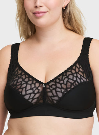 Modell bär Swegmark Lovely Lilly BH i svart framifrån – stödjande bh utan bygel med helkupa och feminin spets upptill.