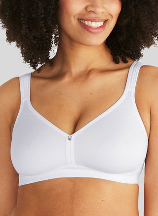 Modell bär Swegmark Clean Cotton BH i vitt framifrån – formpressad bh utan bygel med naturligt stöd och slät siluett under kläderna.
