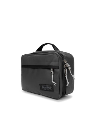 Eastpak Road Kit Necessär - Tarp Black, fotad mot en vit bakgrund.