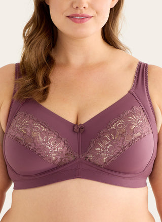 Modell bär Swegmark Meadow BH i plum framifrån – stödjande bh utan bygel med helkupa och feminina detaljer.