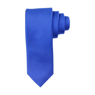 Hoprullad siden­slips med subtil randstruktur och smal bredd på 6 cm från AC i färgen Royal Blue, liggande mot vit bakgrund
