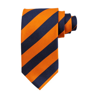 Hoprullad randig siden­slips med regimental stripe-mönster i 8 cm bredd från AC i färgen orange, liggande mot vit bakgrund
