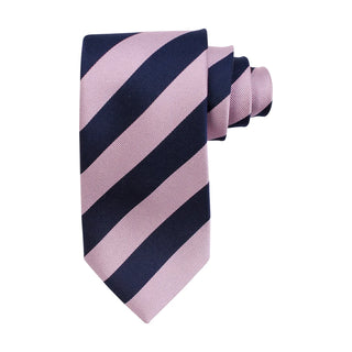 Hoprullad randig siden­slips med regimental stripe-mönster i 8 cm bredd från AC i färgen rosa, liggande mot vit bakgrund