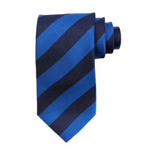 Hoprullad randig siden­slips med regimental stripe-mönster i 8 cm bredd från AC i färgen royal blue, liggande mot vit bakgrund