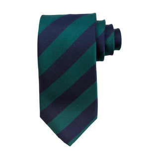 Hoprullad randig siden­slips med regimental stripe-mönster i 8 cm bredd från AC i färgen Bottle Green, liggande mot vit bakgrund