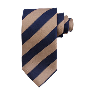 Hoprullad randig siden­slips med regimental stripe-mönster i 8 cm bredd från AC i färgen beige, liggande mot vit bakgrund