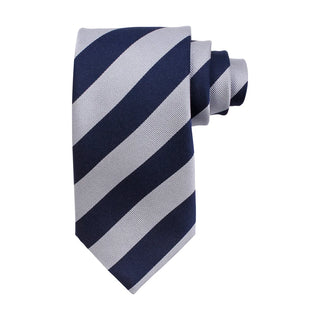 Hoprullad randig siden­slips med regimental stripe-mönster i 8 cm bredd från AC i färgen silver, liggande mot vit bakgrund