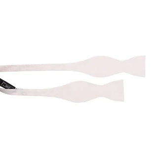 Oknuten fluga i slätvävt siden med ton-i-ton paisleymönster i färgen cream, 6 cm bred – elegant accessoar från AC, fotograferad mot vit bakgrund.