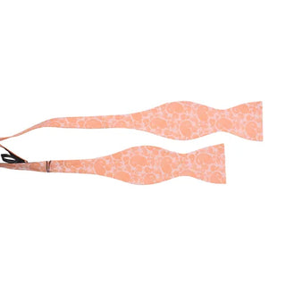 Oknuten fluga i slätvävt siden med ton-i-ton paisleymönster i färgen peach, 6 cm bred – elegant accessoar från AC, fotograferad mot vit bakgrund.