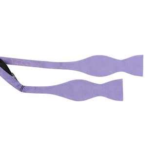 Oknuten fluga i slätvävt siden med ton-i-ton paisleymönster i färgen lilac, 6 cm bred – elegant accessoar från AC, fotograferad mot vit bakgrund.