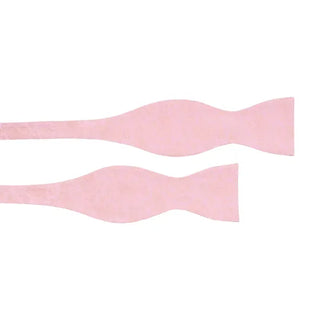 Oknuten fluga i slätvävt siden med ton-i-ton paisleymönster i färgen rosa, 6 cm bred – elegant accessoar från AC, fotograferad mot vit bakgrund.