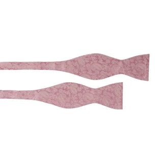 Oknuten fluga i slätvävt siden med ton-i-ton paisleymönster i färgen powder rose, 6 cm bred – elegant accessoar från AC, fotograferad mot vit bakgrund.