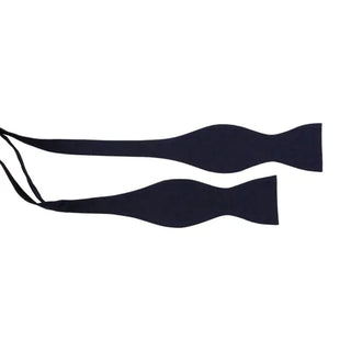 Oknuten fluga i slätvävt siden med ton-i-ton paisleymönster i färgen navy, 6 cm bred – elegant accessoar från AC, fotograferad mot vit bakgrund.