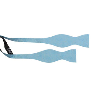 Oknuten fluga i slätvävt siden med ton-i-ton paisleymönster i färgen aqua blå, 6 cm bred – elegant accessoar från AC, fotograferad mot vit bakgrund.