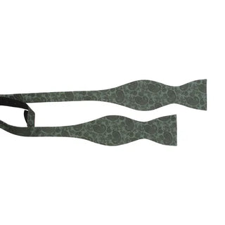 Oknuten fluga i slätvävt siden med ton-i-ton paisleymönster i färgen olive, 6 cm bred – elegant accessoar från AC, fotograferad mot vit bakgrund.