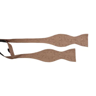 Oknuten fluga i slätvävt siden med ton-i-ton paisleymönster i färgen beige, 6 cm bred – elegant accessoar från AC, fotograferad mot vit bakgrund.