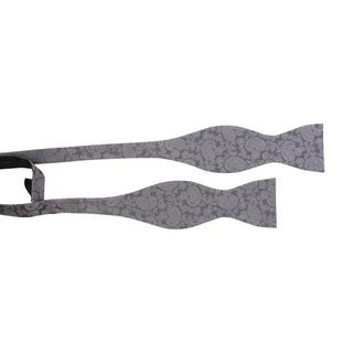 Oknuten fluga i slätvävt siden med ton-i-ton paisleymönster i färgen grå, 6 cm bred – elegant accessoar från AC, fotograferad mot vit bakgrund.
